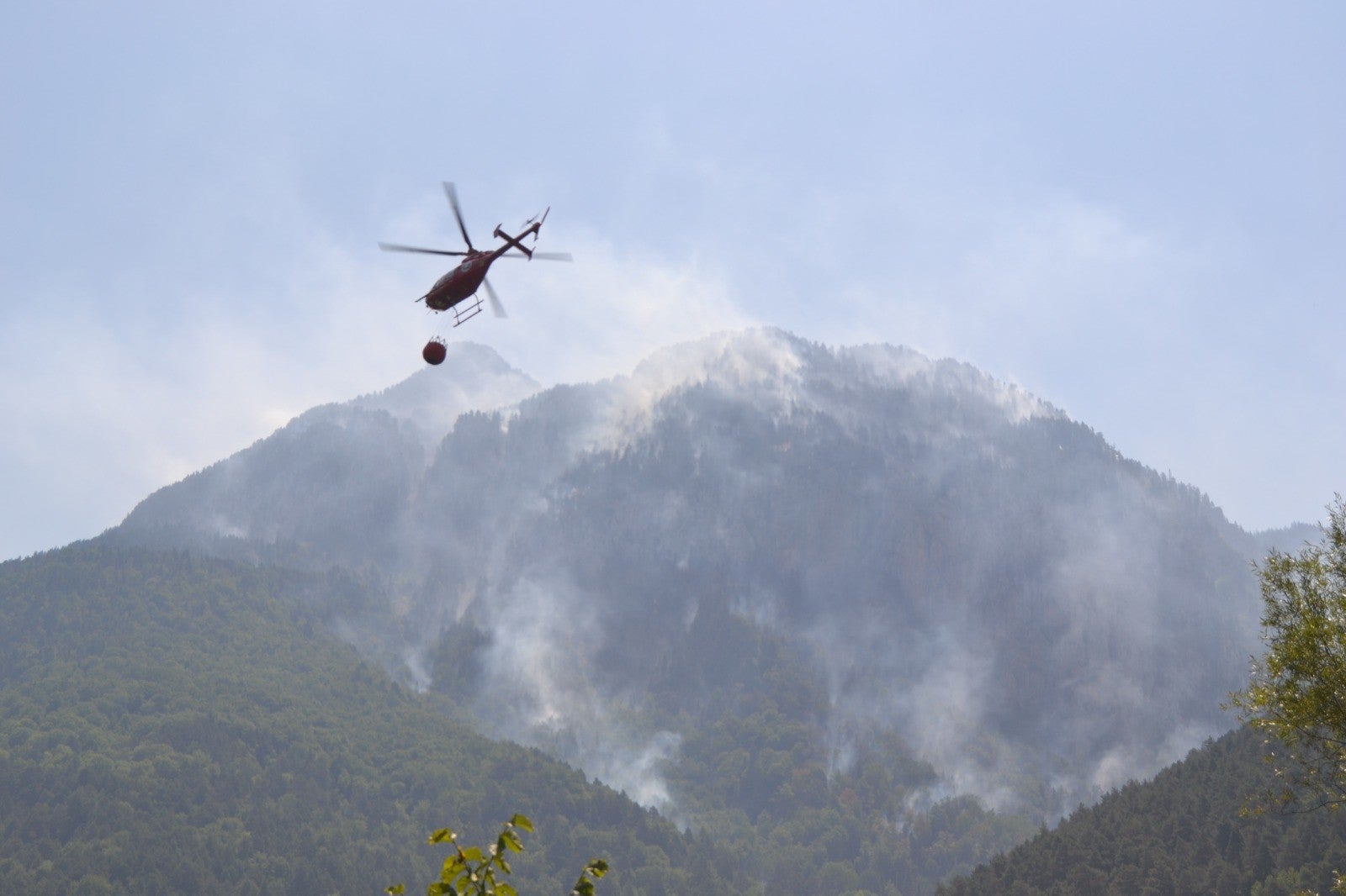 Plan sigue mirando al fuego que preocupa por la dificultad de su extinción Plan sigue mirando al fuego que preocupa por la dificultad de su extinción