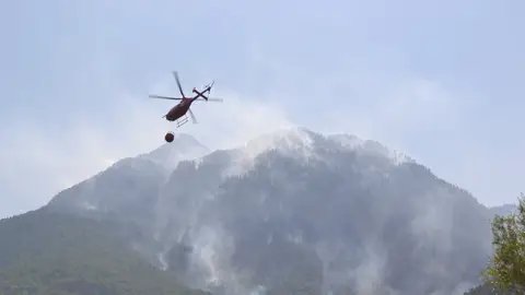 Plan sigue mirando al fuego que preocupa por la dificultad de su extinción Plan sigue mirando al fuego que preocupa por la dificultad de su extinción