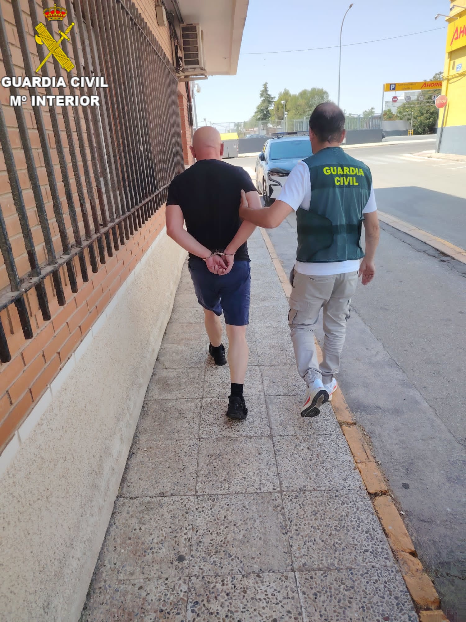 Tres operaciones de la Guardia Civil dejan cuatro detenidos y seis investigados por robos, hurtos y venta ilegal de productos cannábicos en Cuenca Tres operaciones de la Guardia Civil dejan cuatro detenidos y seis investigados por robos, hurtos y venta ilegal de productos cannábicos en Cuenca