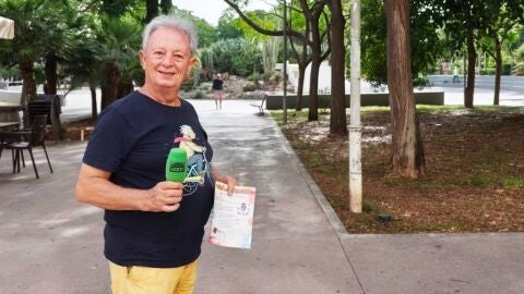 Pepe Pérez con el micrófono verde y el programa de fiestas de Es Clot Pepe Pérez con el micrófono verde y el programa de fiestas de Es Clot