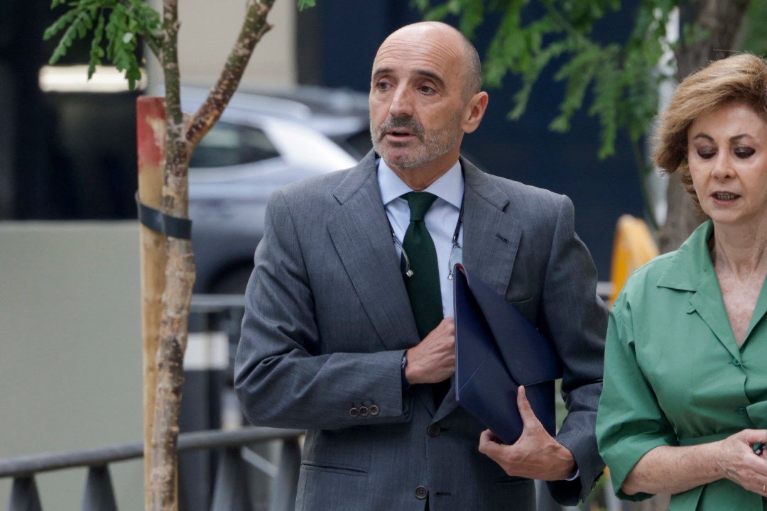 El empresario Julio Martínez ratifica ante el juez que Zapatero cobró una comisión por el rescate de Plus Ultra El empresario Julio Martínez ratifica ante el juez que Zapatero cobró una comisión por el rescate de Plus Ultra