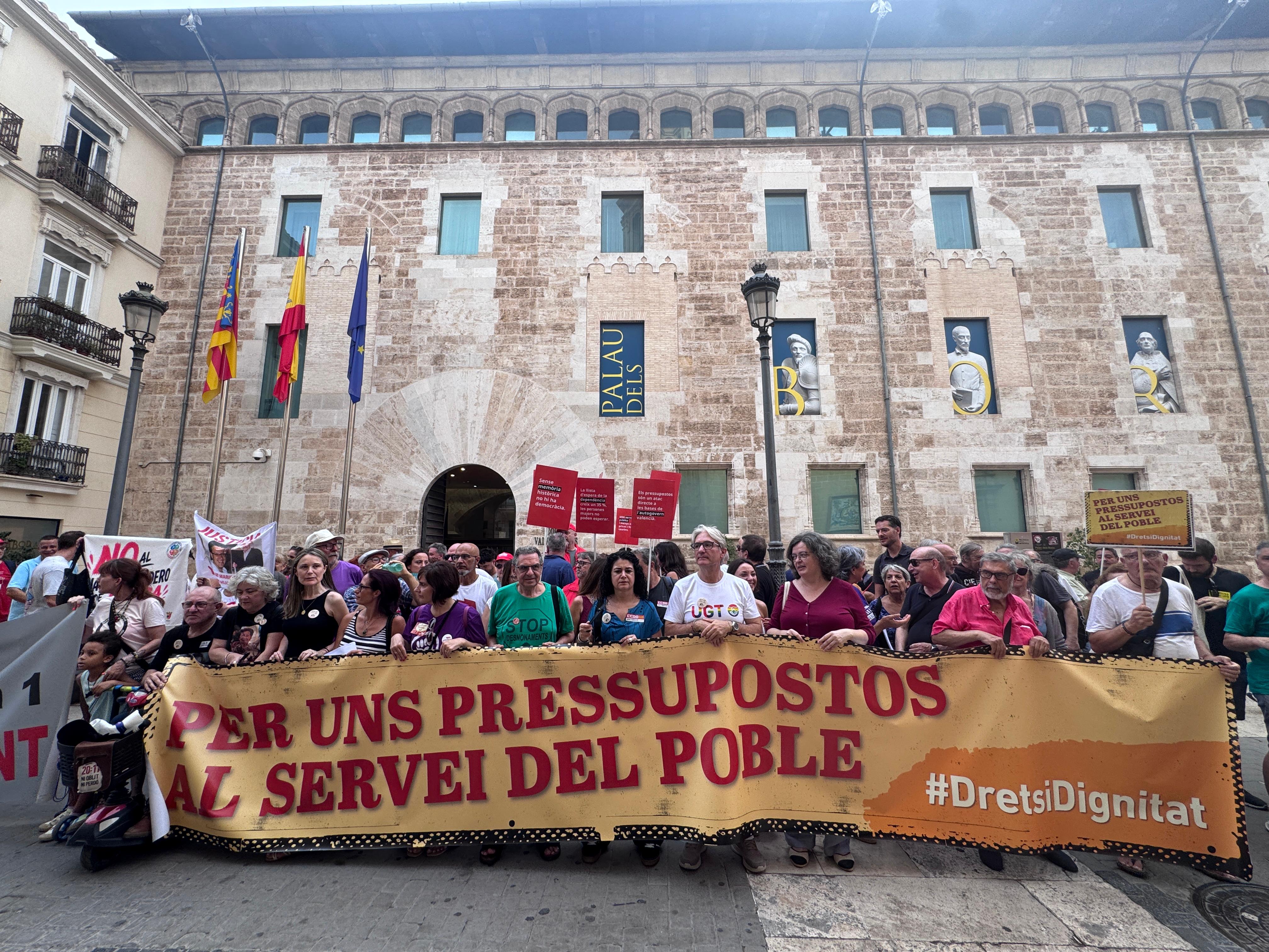 Entidades sociales y sindicales manifiestan en contra de los presupuestos frente a Les Corts Entidades sociales y sindicales manifiestan en contra de los presupuestos frente a Les Corts