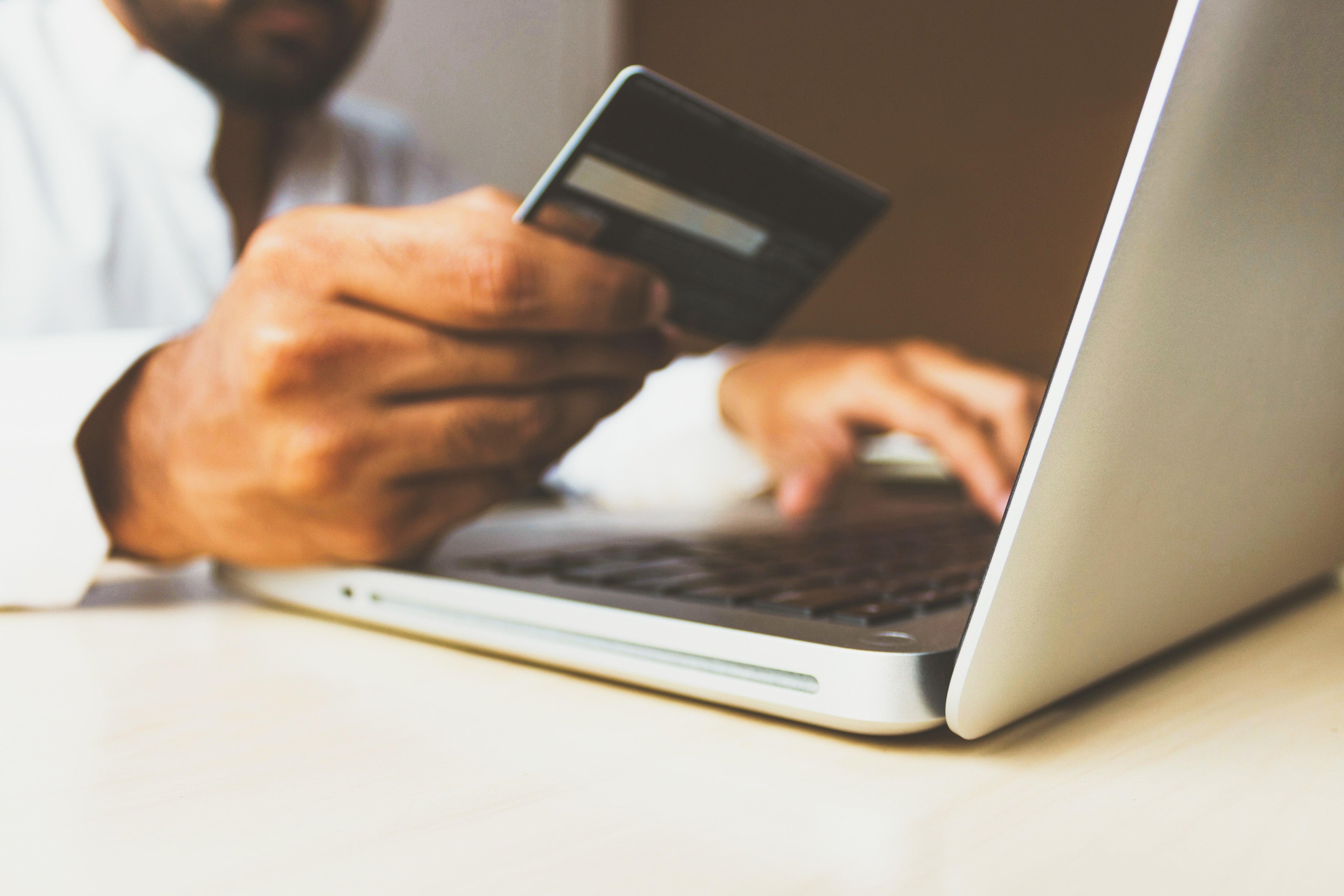 Les estafes digitals desbanquen les hipoteques com a principal motiu de reclamació bancària a Catalunya Les estafes digitals desbanquen les hipoteques com a principal motiu de reclamació bancària a Catalunya