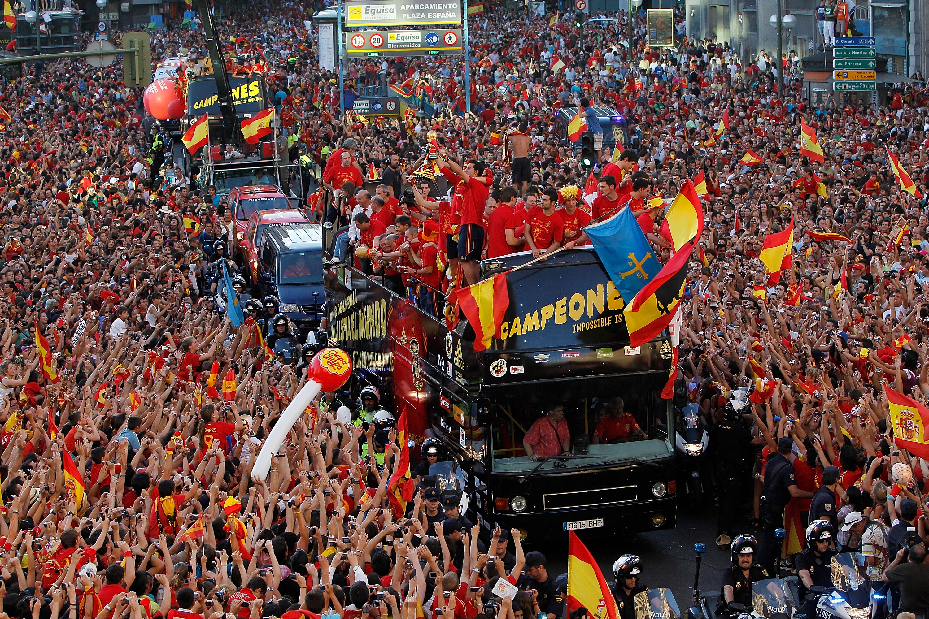 No hubo un Pepe Reina, ni camiseta para Pedro Sánchez: las diferencias entre la celebración del Mundial de 2010 y la de 2026 No hubo un Pepe Reina, ni camiseta para Pedro Sánchez: las diferencias entre la celebración del Mundial de 2010 y la de 2026