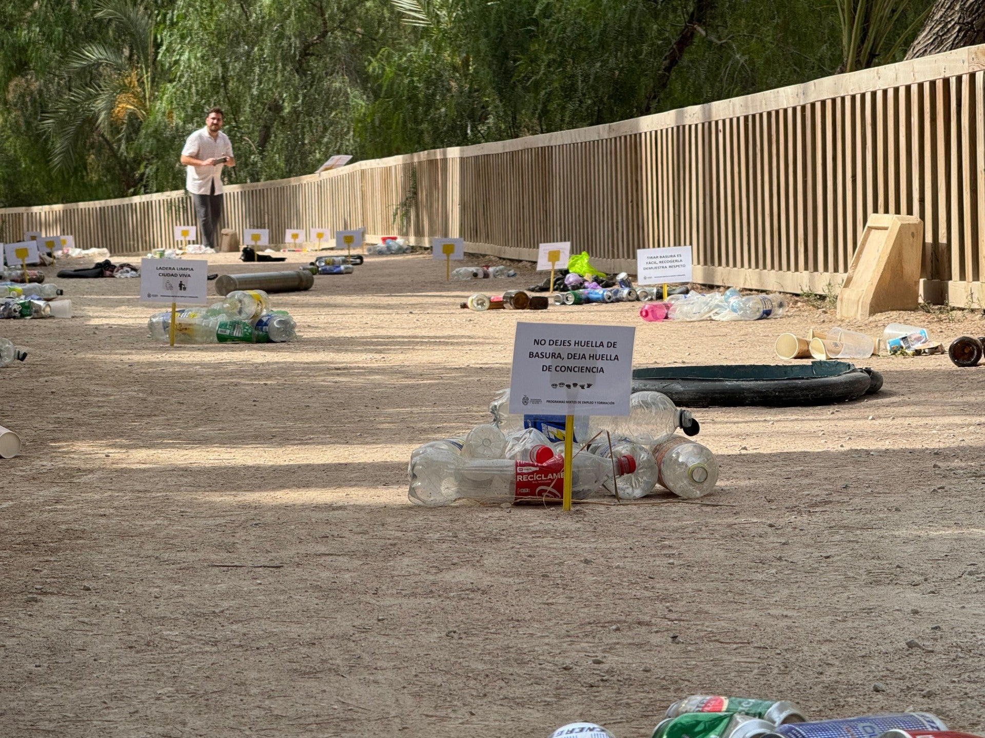 Elche presenta ‘Ladera limpia, ciudad viva’, una campaña que busca fomentar el civismo y preservar los espacios naturales Elche presenta ‘Ladera limpia, ciudad viva’, una campaña que busca fomentar el civismo y preservar los espacios naturales