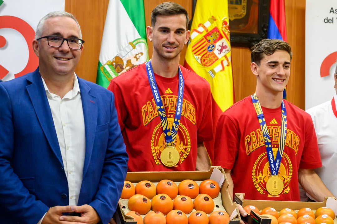 Fabián y Gavi reciben su peso en tomates como "prima" por conquistar el Mundial Fabián y Gavi reciben su peso en tomates como "prima" por conquistar el Mundial