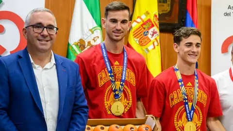 Fabián y Gavi reciben en Los Palacios su peso en tomates como "prima" por conquistar el Mundial Fabián y Gavi reciben en Los Palacios su peso en tomates como "prima" por conquistar el Mundial