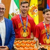 Fabián y Gavi reciben en Los Palacios su peso en tomates como "prima" por conquistar el Mundial Fabián y Gavi reciben en Los Palacios su peso en tomates como "prima" por conquistar el Mundial