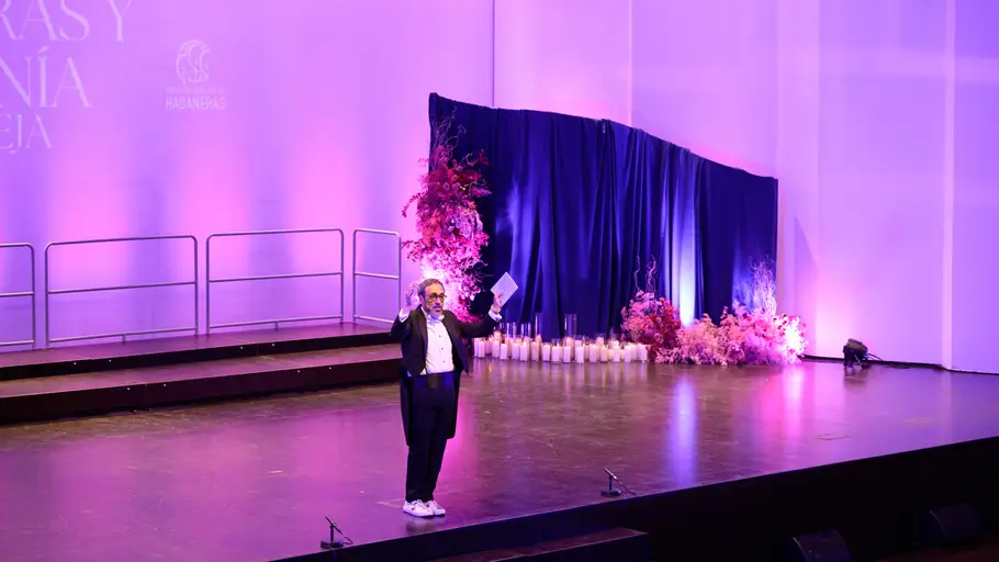 José Manuel Zapata sobre el escenario del Teatro Municipal de Torrevieja José Manuel Zapata sobre el escenario del Teatro Municipal de Torrevieja