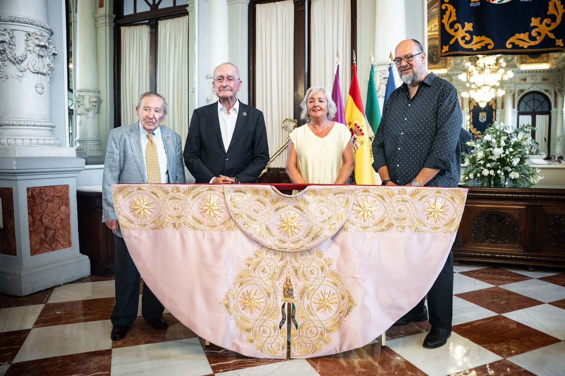 El Ayuntamiento presenta el Capote de Paseo que se entregará al torero David de Miranda El Ayuntamiento presenta el Capote de Paseo que se entregará al torero David de Miranda