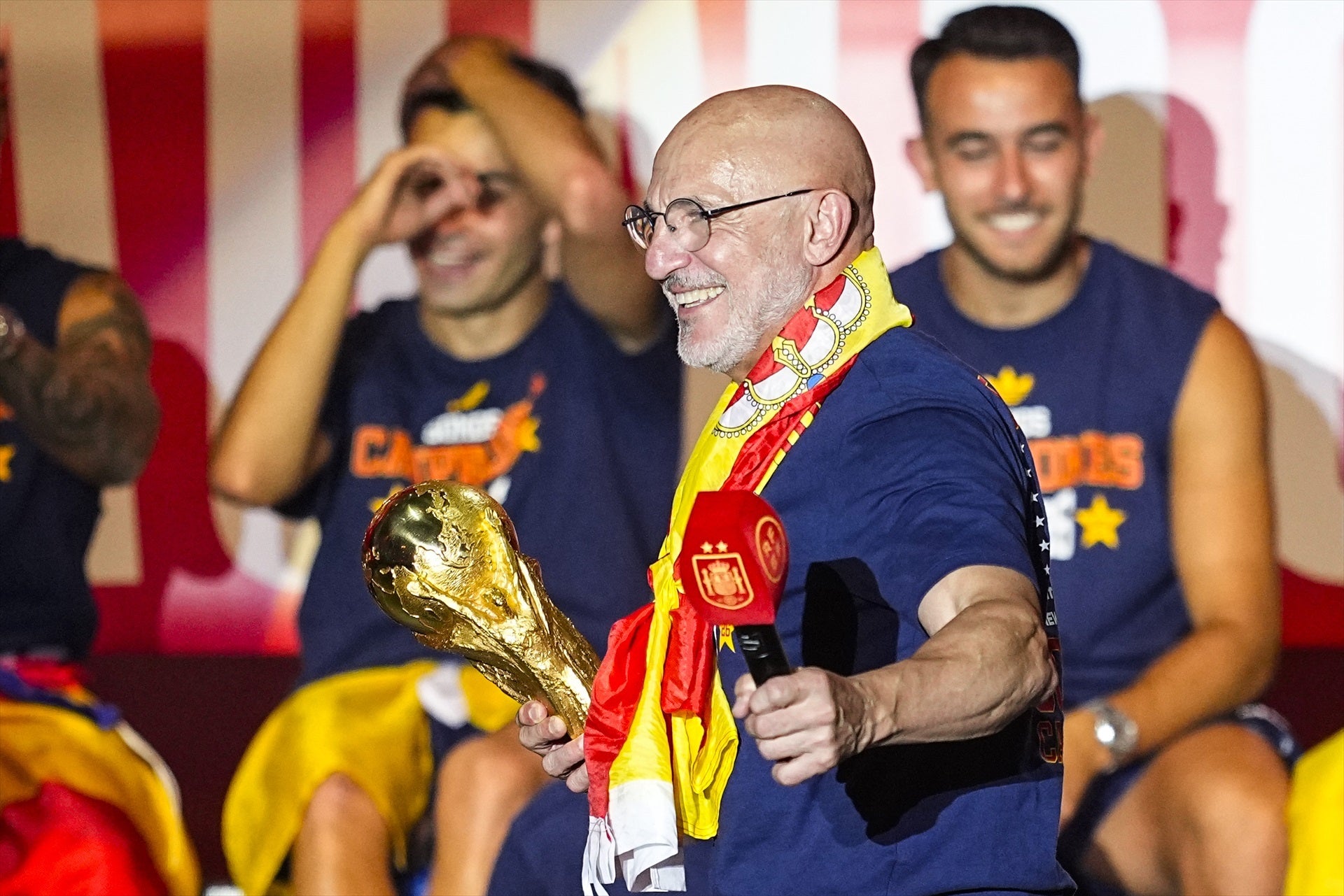 Luis de la Fuente celebrando la segunda Copa del Mundo de la selección española en Cibeles Luis de la Fuente celebrando la segunda Copa del Mundo de la selección española en Cibeles