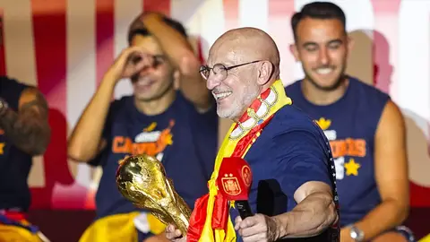 Luis de la Fuente celebrando la segunda Copa del Mundo de la selección española en Cibeles Luis de la Fuente celebrando la segunda Copa del Mundo de la selección española en Cibeles