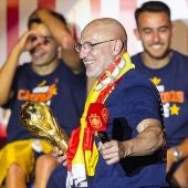 Luis de la Fuente celebrando la segunda Copa del Mundo de la selección española en Cibeles