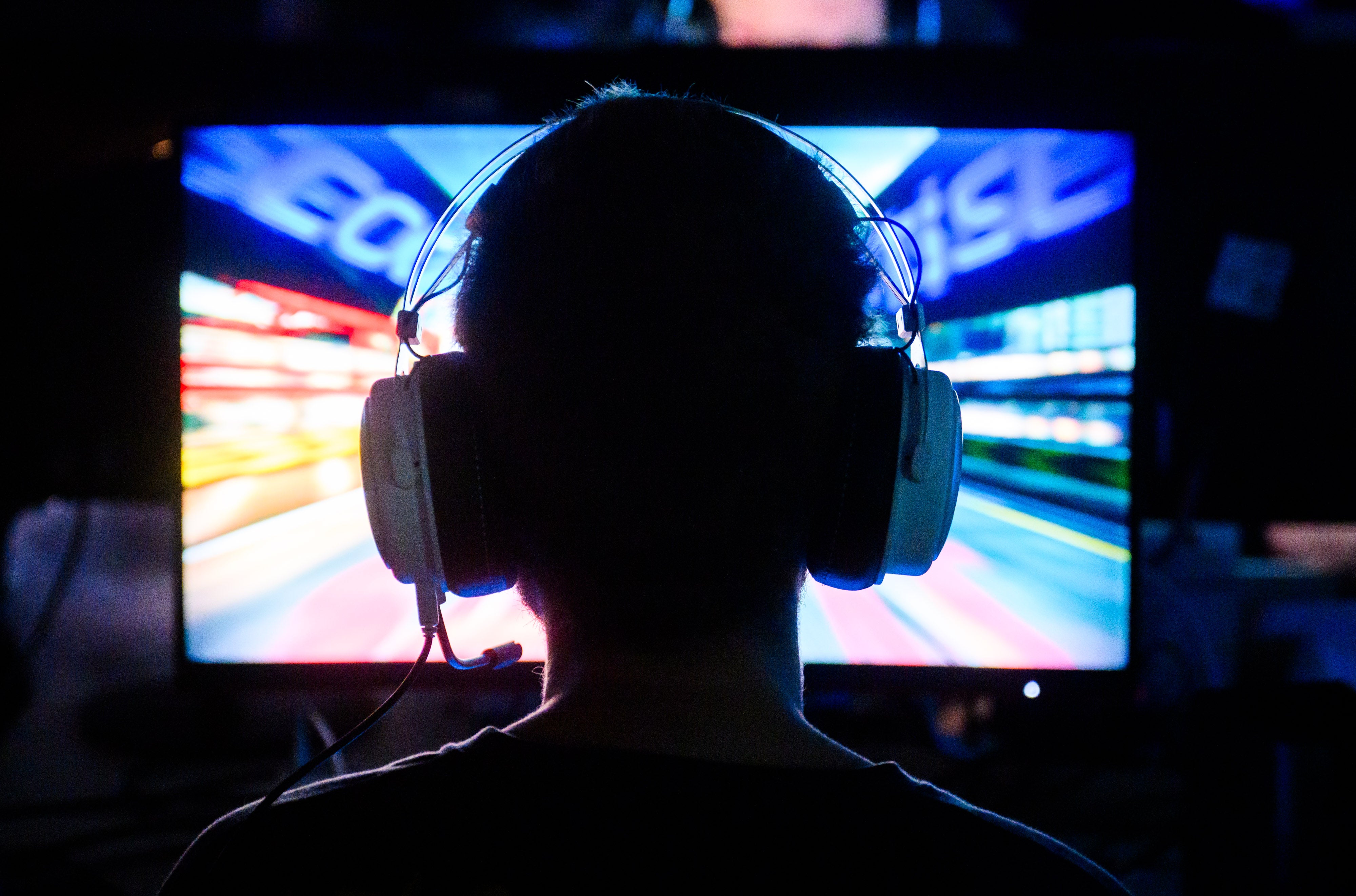 Un experto alerta en Onda Cero de los peligros de los videojuegos: "Si tu hijo no puede ir solo al parque, tampoco debería jugar online sin supervisión" Un experto alerta en Onda Cero de los peligros de los videojuegos: "Si tu hijo no puede ir solo al parque, tampoco debería jugar online sin supervisión"