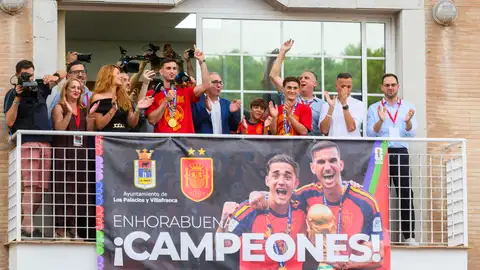 Fabían: "Espero algún día volver al Betis" Los jugadores de la selección española Gavi (4i) y Fabián (3d), durante el homenaje que han recibido este martes en la localidad sevillana de Los Palacios y Villafranca. EFE/ Raúl Caro