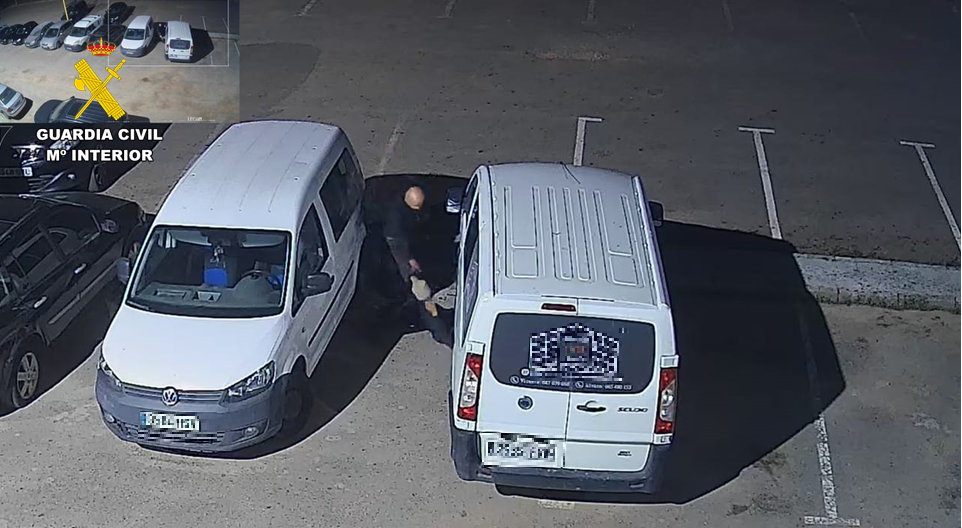 La Guardia Civil detiene a dos varones por el robo catalizadores en Daimiel y Membrilla. La Guardia Civil detiene a dos varones por el robo catalizadores en Daimiel y Membrilla.