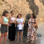 Integrantes de la Coordinadora Feminista de Elche junto a la estatua de 'Las Tres Marías'.