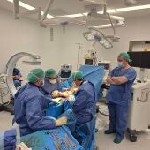 Dr. Rodrigo Díaz en quirófano