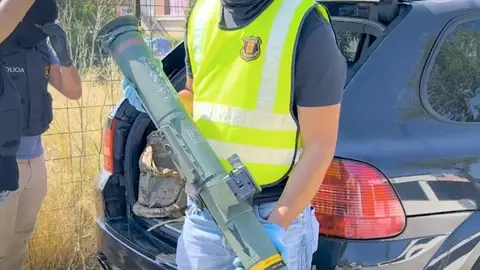 Desarticulat un clan familiar que traficava amb armes des de Sant Feliu i que era dirigit des de la presó Desarticulat un clan familiar que traficava amb armes des de Sant Feliu i que era dirigit des de la presó