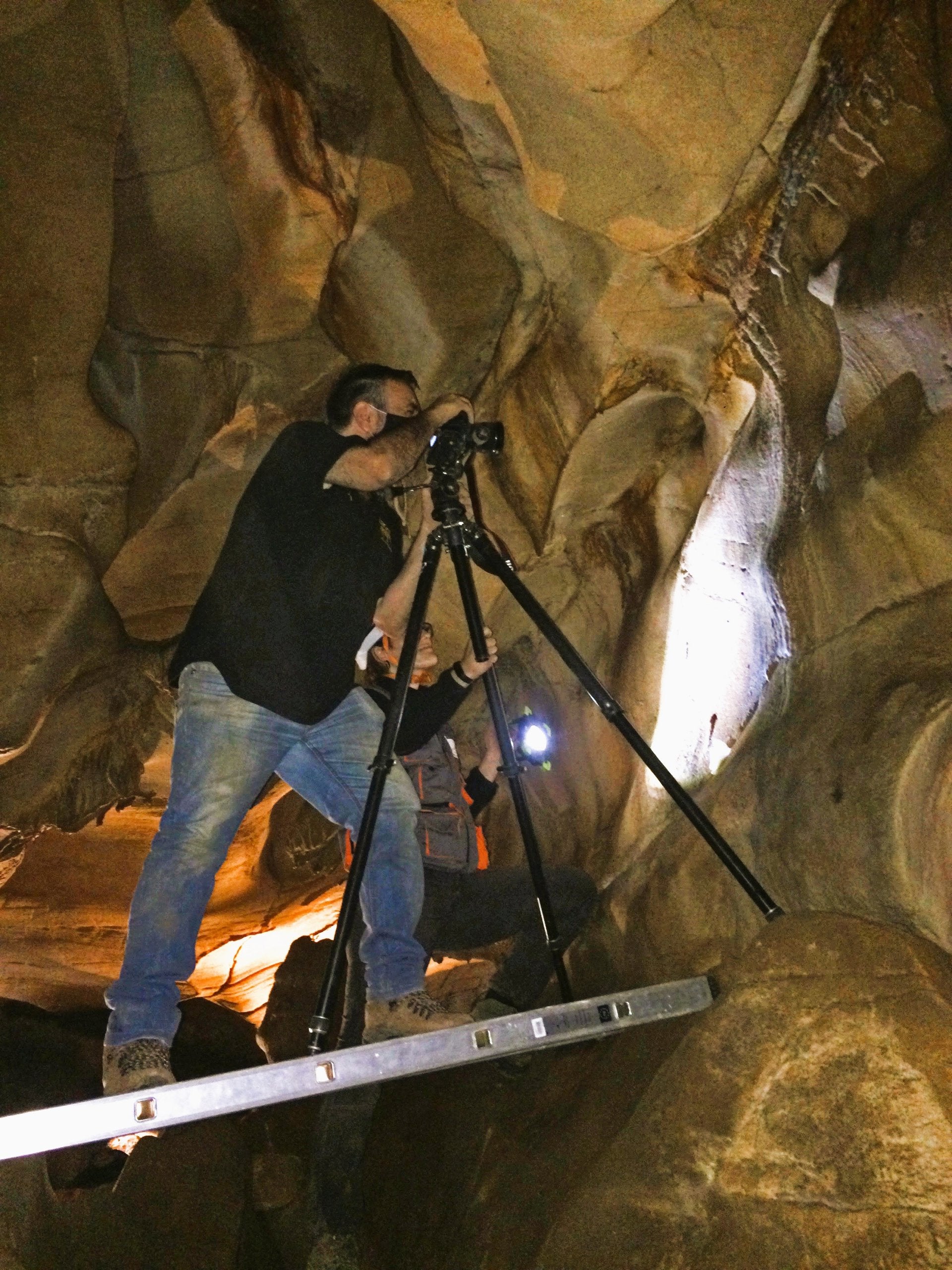 Un estudio en el que colabora la UEx demuestra la primera evidencia de ADN humano antiguo en las paredes de las cuevas Un estudio en el que colabora la UEx demuestra la primera evidencia de ADN humano antiguo en las paredes de las cuevas