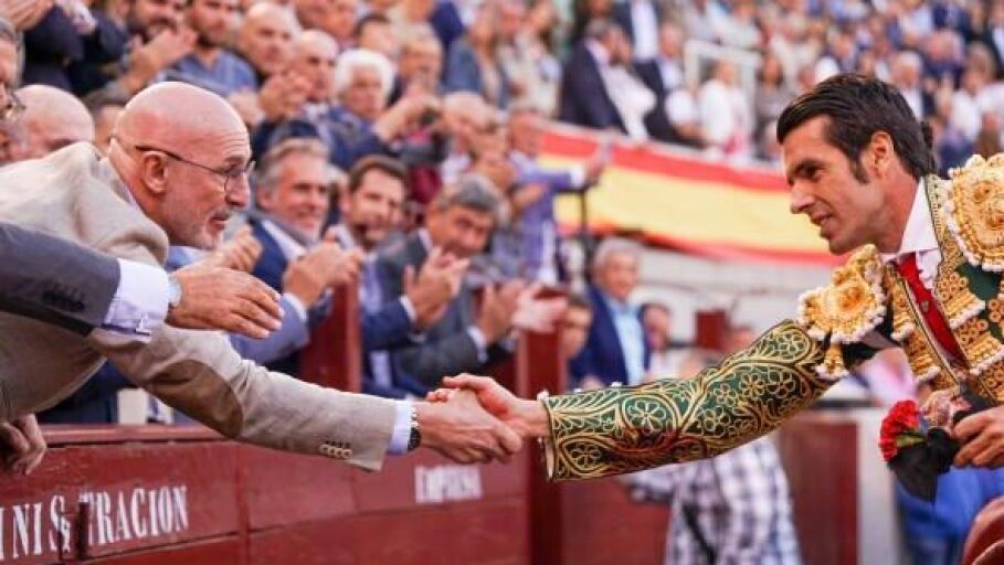 Emilio de Justo saluda a Luis de la Fuente