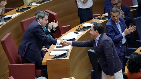 El president de la Generalitat, Juanfran Pérez Llorca (PP), estrecha la mano al síndic de Vox en Les Corts, José María Llanos, tras la aprobación de los Presupuestos de la Generalitat 2026 El president de la Generalitat, Juanfran Pérez Llorca (PP), estrecha la mano al síndic de Vox en Les Corts, José María Llanos, tras la aprobación de los Presupuestos de la Generalitat 2026