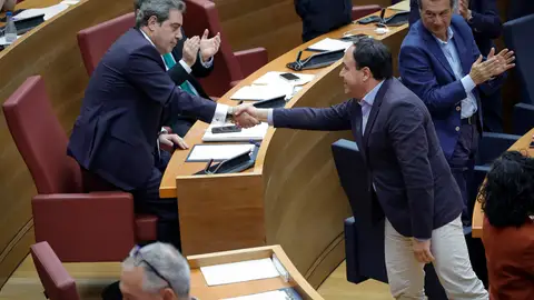 El president de la Generalitat, Juanfran Pérez Llorca (PP), estrecha la mano al síndic de Vox en Les Corts, José María Llanos, tras la aprobación de los Presupuestos de la Generalitat 2026 El president de la Generalitat, Juanfran Pérez Llorca (PP), estrecha la mano al síndic de Vox en Les Corts, José María Llanos, tras la aprobación de los Presupuestos de la Generalitat 2026