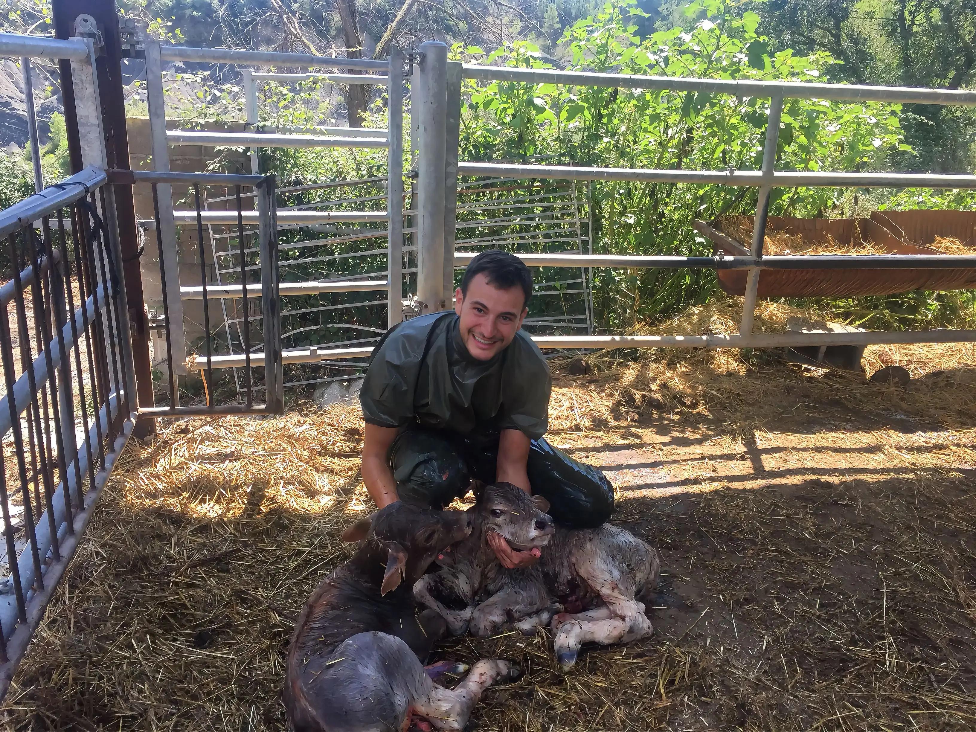 Mario Puente, veterinario rural: "Da igual que llueva, que nieve, que haga frío, si hay una urgencia, tenemos que estar ahí" Mario Puente, veterinario rural: "Da igual que llueva, que nieve, que haga frío, si hay una urgencia, tenemos que estar ahí"