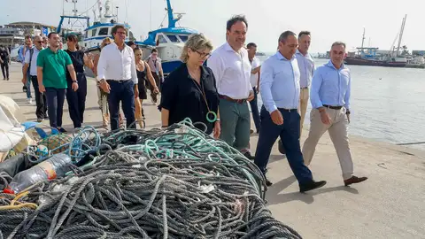 El presidente de la Generalitat y la alcaldesa de Santa Pola en el puerto pesquero de la localidad. El presidente de la Generalitat y la alcaldesa de Santa Pola en el puerto pesquero de la localidad.
