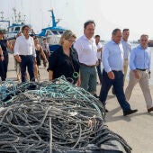 El presidente de la Generalitat y la alcaldesa de Santa Pola en el puerto pesquero de la localidad. 