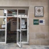 Entrada a la UNED en Valdepeñas