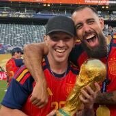 Mario Maher, junto a Borja Iglesias, con la copa del mundo.