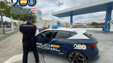 Un agente de la Policía Nacional en una gasolinera de Elche. Un agente de la Policía Nacional en una gasolinera de Elche.