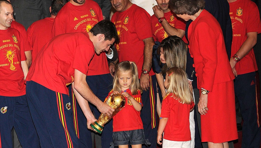 Leonor toca la Copa del Mundo que España logró en 2010.