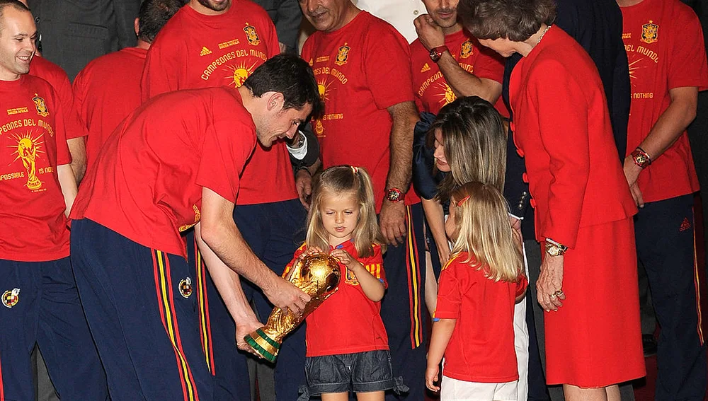 Leonor toca la Copa del Mundo que España logró en 2010. Leonor toca la Copa del Mundo que España logró en 2010.
