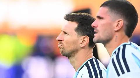 Los argentinos Messi y De Paul tras la derrota de su selección ante España en la final de la Copa del Mundo 2026 Los argentinos Messi y De Paul tras la derrota de su selección ante España en la final de la Copa del Mundo 2026
