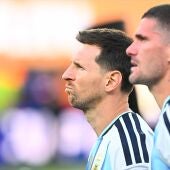 Los argentinos Messi y De Paul tras la derrota de su selección ante España en la final de la Copa del Mundo 2026