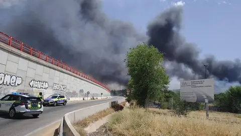 Imagen del humo generado por el incendio en Alcalá de Henares Imagen del humo generado por el incendio en Alcalá de Henares