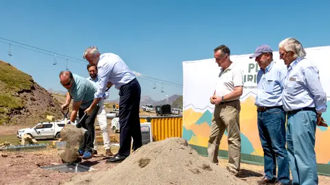 La telecabina Astún-Candanchú operará en la temporada 2027/2028 El presidente del Gobierno de Aragón, Jorge Azcón, ha participado en el acto de colocación de la primera piedra