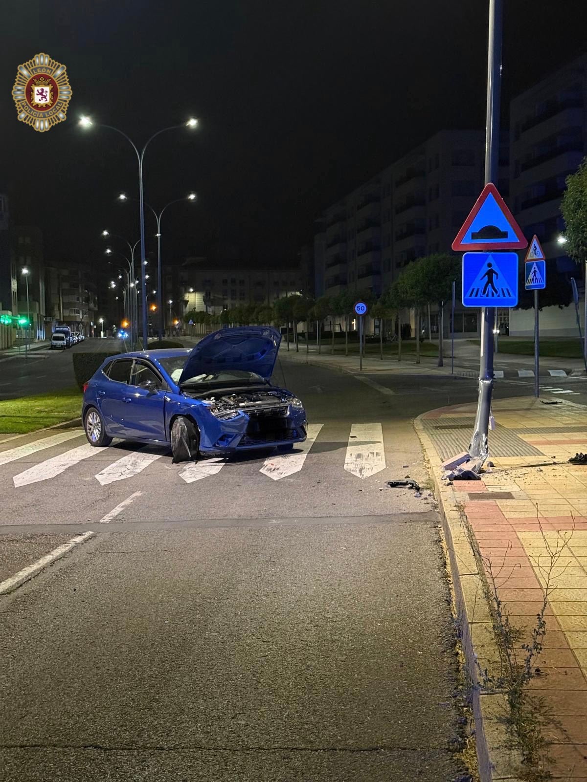 Da positivo en alcoholemia tras chocar contra una farola en León Da positivo en alcoholemia tras chocar contra una farola en León