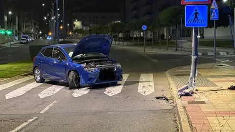 Da positivo en alcoholemia tras chocar contra una farola en León Da positivo en alcoholemia tras chocar contra una farola en León
