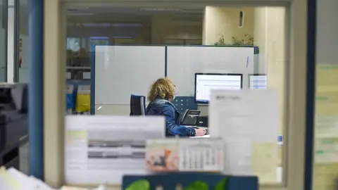 Una empleada pública durante su jornada laboral, en la oficina de la Agencia Estatal de la Administración Tributaria Una empleada pública durante su jornada laboral, en la oficina de la Agencia Estatal de la Administración Tributaria