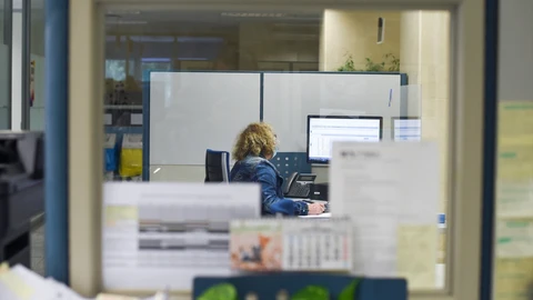 Una empleada pública durante su jornada laboral, en la oficina de la Agencia Estatal de la Administración Tributaria
