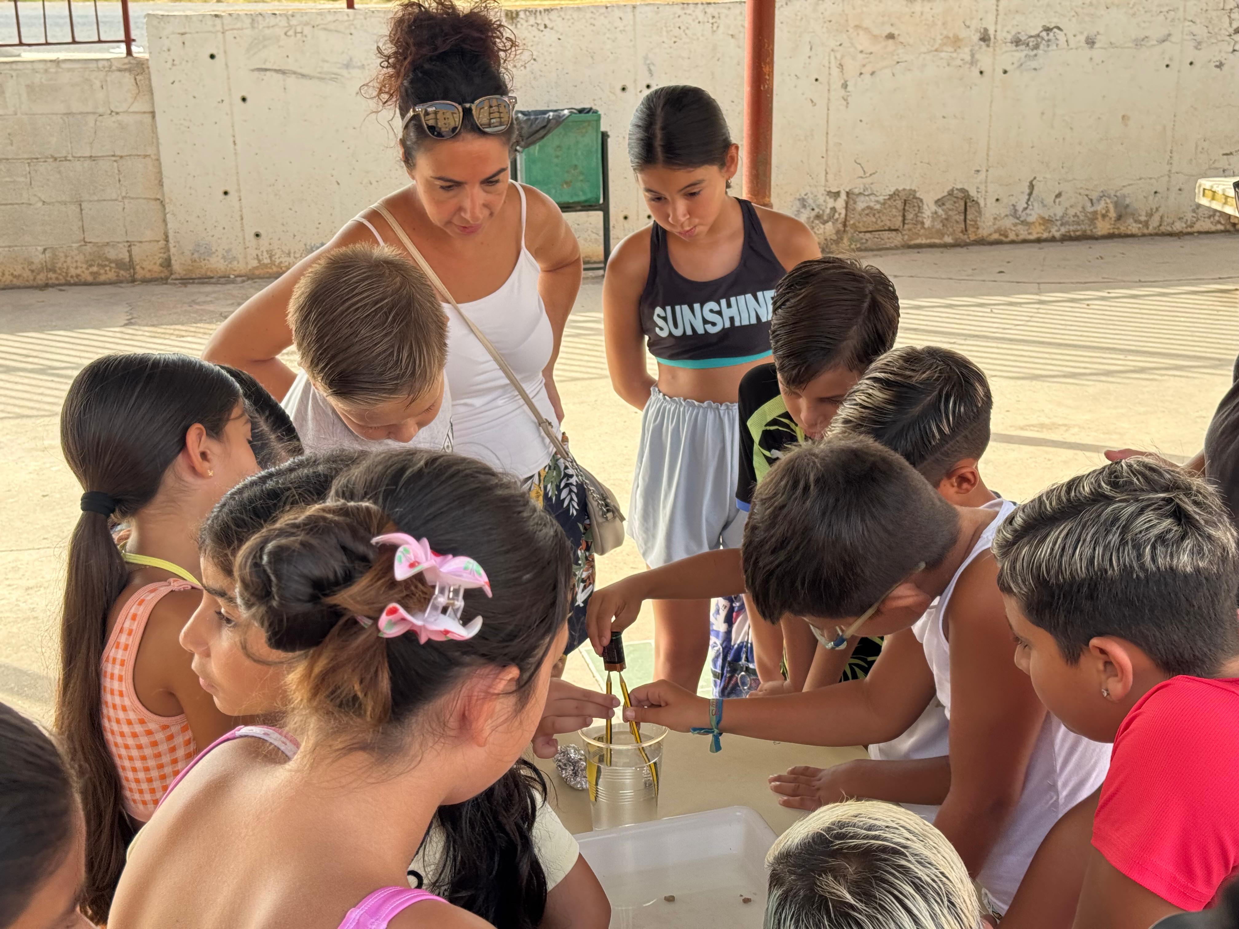El CEIP Miguel Hernández de Elche respalda a 80 menores con su escuela de verano El CEIP Miguel Hernández de Elche respalda a 80 menores con su escuela de verano