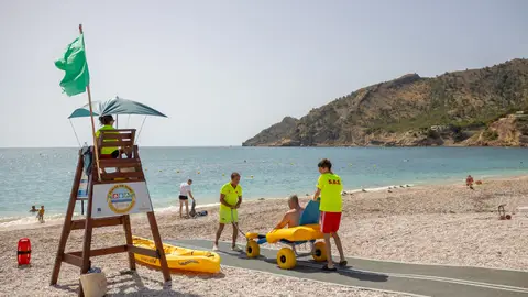 El punto de baño accesible de la playa Racó de l’Albir a pleno rendimiento hasta finales de septiembre El punto de baño accesible de la playa Racó de l’Albir a pleno rendimiento hasta finales de septiembre