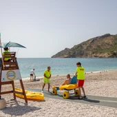 El punto de baño accesible de la playa Racó de l’Albir a pleno rendimiento hasta finales de septiembre El punto de baño accesible de la playa Racó de l’Albir a pleno rendimiento hasta finales de septiembre