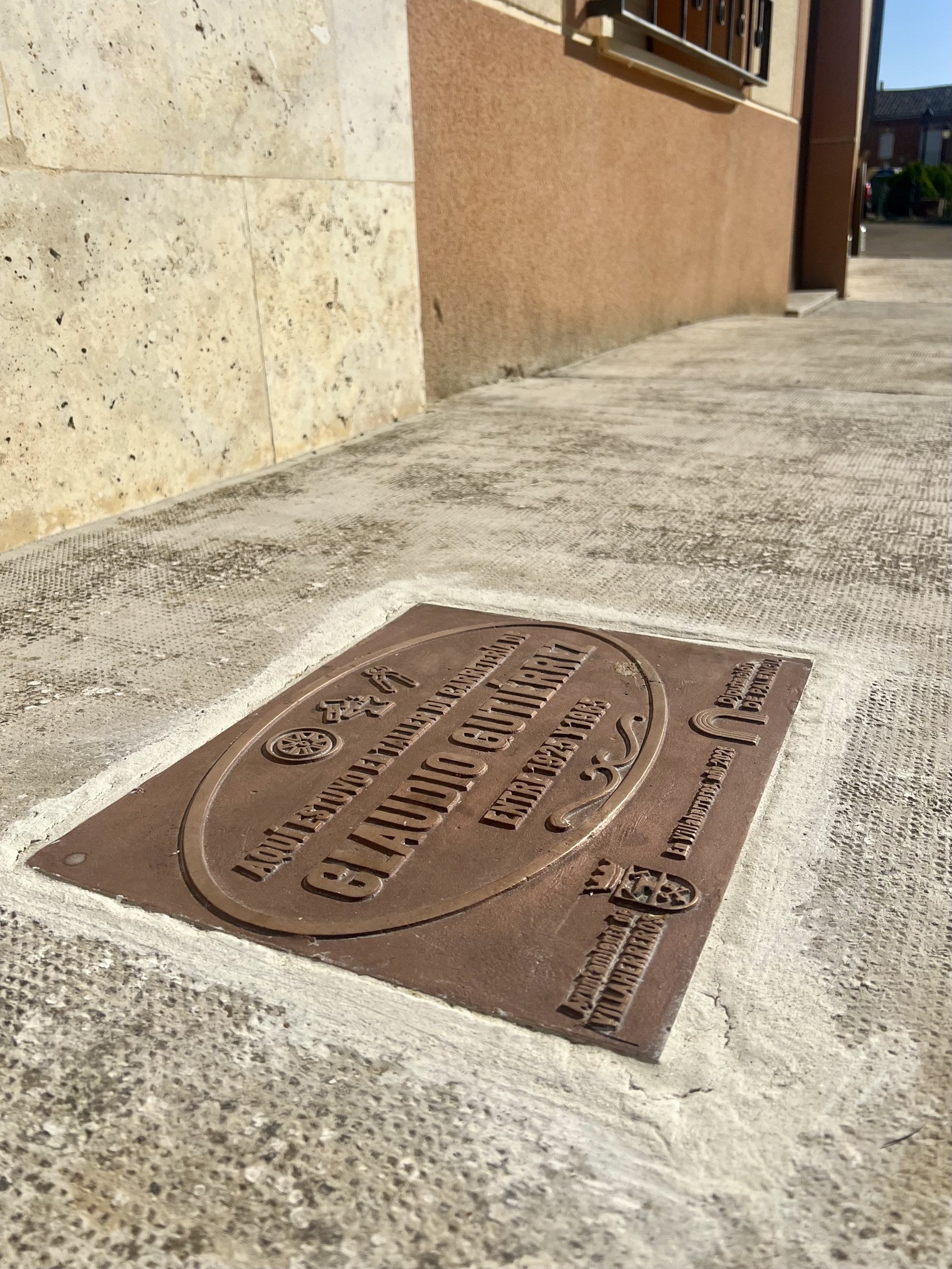 El Ayuntamiento de Villaherreros instala unas placas para homenajear a los trabajadores de fraguas y carretería del municipio El Ayuntamiento de Villaherreros instala unas placas para homenajear a los trabajadores de fraguas y carretería del municipio