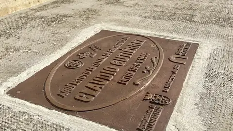 El Ayuntamiento de Villaherreros instala unas placas para homenajear a los trabajadores de fraguas y carretería del municipio .