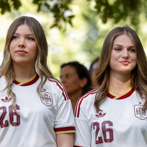 La princesa de Asturias Leonor de Borbón (dcha) y la infanta Sofía, en el recibimiento a la selección española de fútbol tras el Mundial 2026.