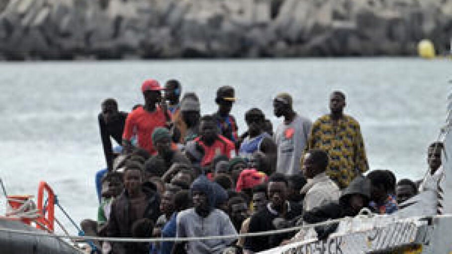 Detenidos tres patrones tras el rescate de 43 migrantes en dos pateras frente a la costa de Alicante